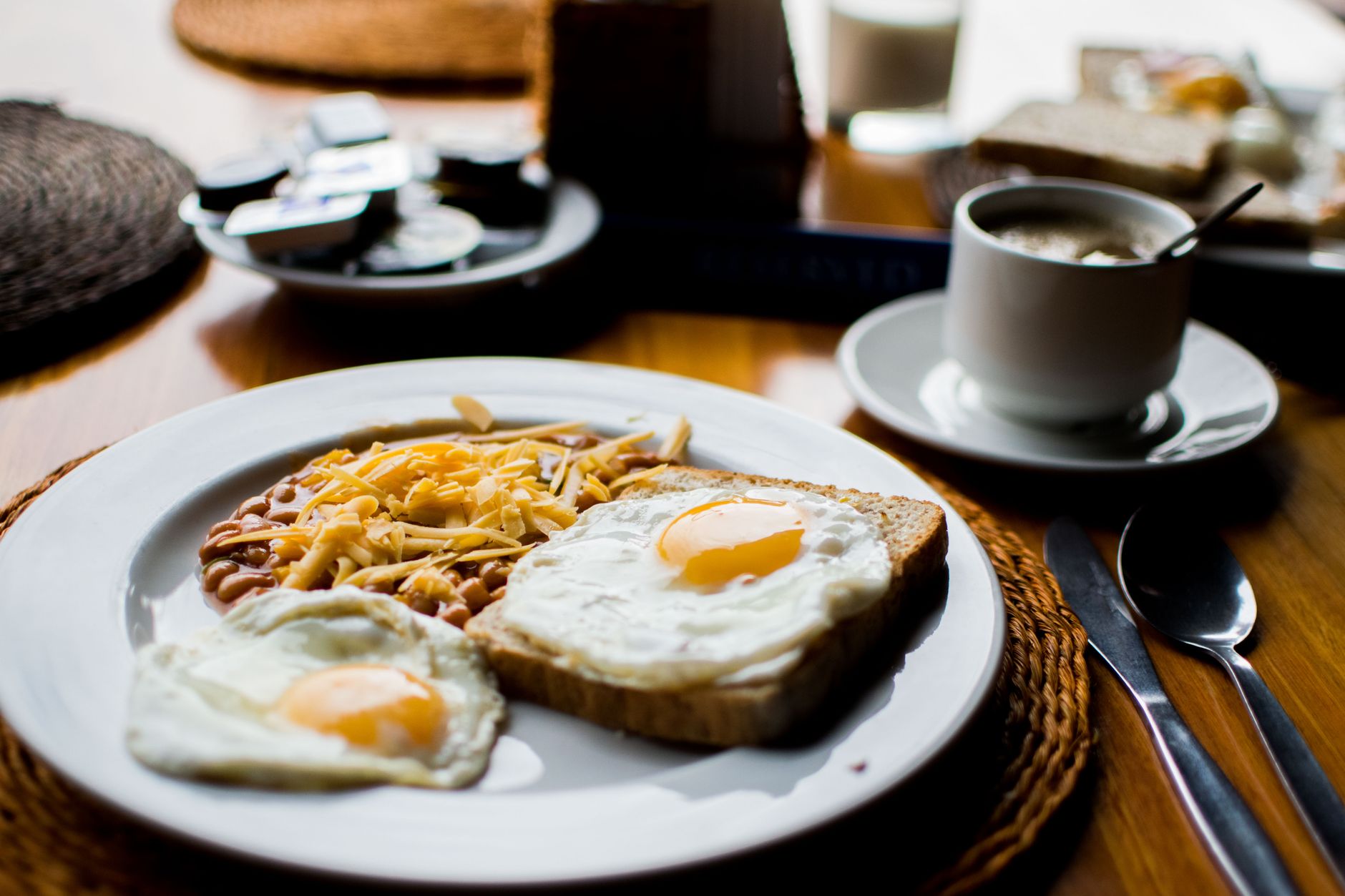 High-protein breakfast of eggs and toast as a strategy to manage sugar cravings after poor sleep
